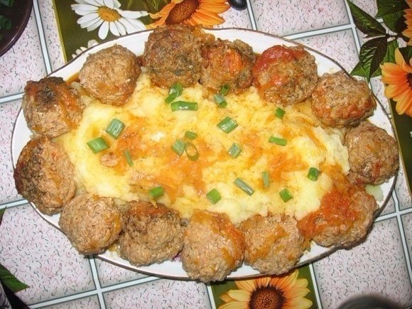 Паровые ежики с картофельным пюре в мультиварке