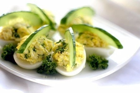 Яйца, фаршированные сыром, чесноком и петрушкой.