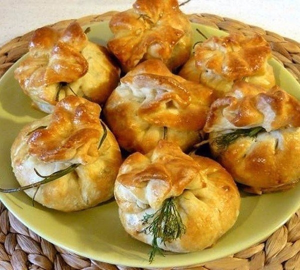 Закусочные мешочки из слоеного теста на праздничный стол!