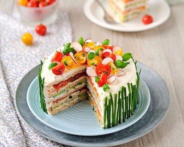 Закусочный торт с копченым лососем