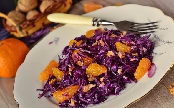Салат из красной капусты с мандаринами и орехами