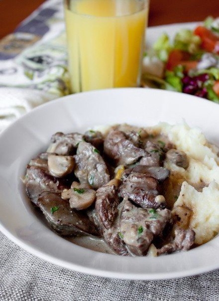 Куриная печень с грибами в сливочном соусе