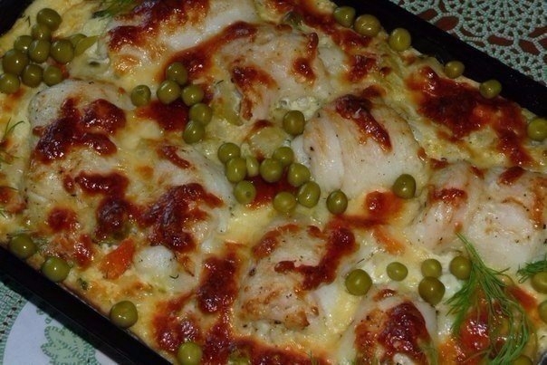 Рыбные рулетики, запеченные с овощами.
