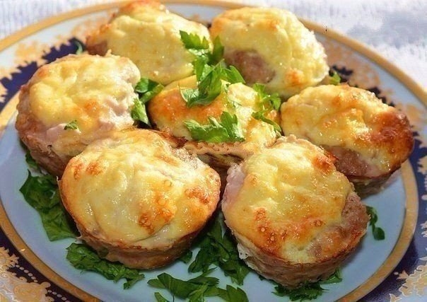 Мясные кексы с сырно - яичной начинкой
