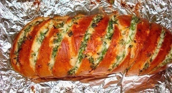 Запеченный батон с сыром и чесноком