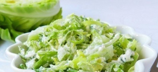 Салат из свежей капусты и огурцов с сыром Фета