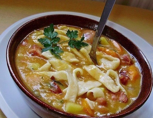 Фасолевый суп с домашней лапшой.