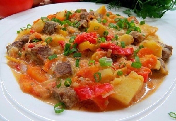 Нежное жаркое из говядины с овощами