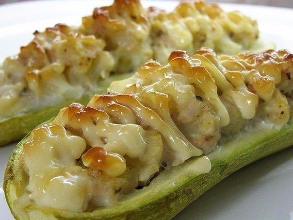 Кабачки, фаршированные курицей и овощами — оригинальное и вкуснейшее блюдо для всей семьи.