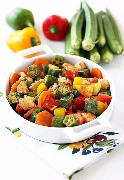 Куриная грудка тушеная с бамией и овощами