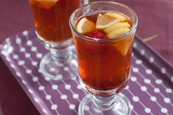 Имбирный чай с клубникой.