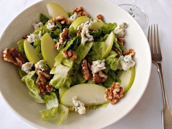 Салат из яблок с орехами и голубым сыром.