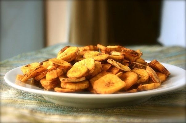 Острые банановые чипсы.