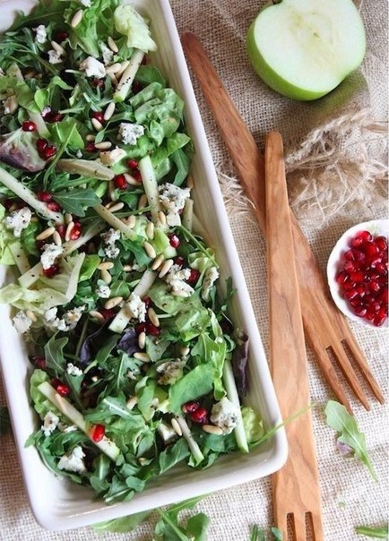 Салат с яблоками, зернами граната, кедровыми орешками и сыром горгонзола.