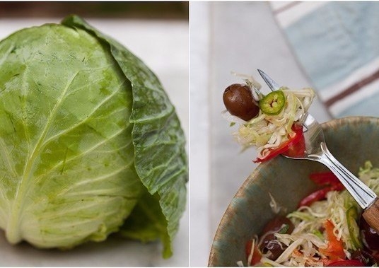 Капустный салат с болгарским перцем, оливками, зеленым чили и базиликом.