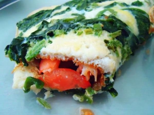 Омлет со шпинатом, креветками и черри: