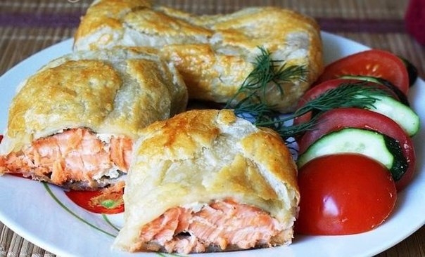 Форель в слоеном тесте.