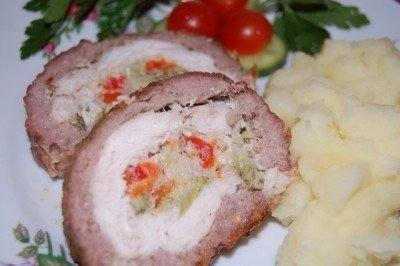 Рулет мясо-куриный с овощами.