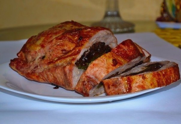 Свинина фаршированная шпинатом и черносливом.