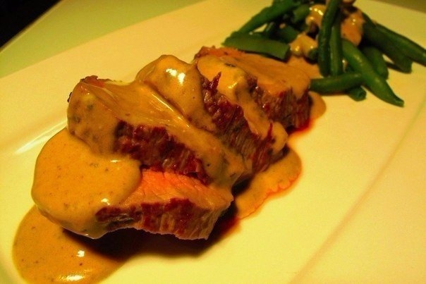 Нежная телячья вырезка с пикантным сырным соусом