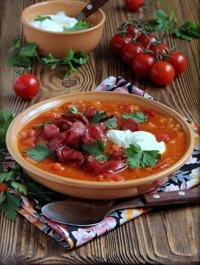 Густой томатный суп с копчеными колбасками.