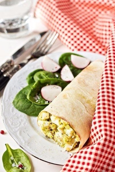 Салат с яйцом и авокадо.