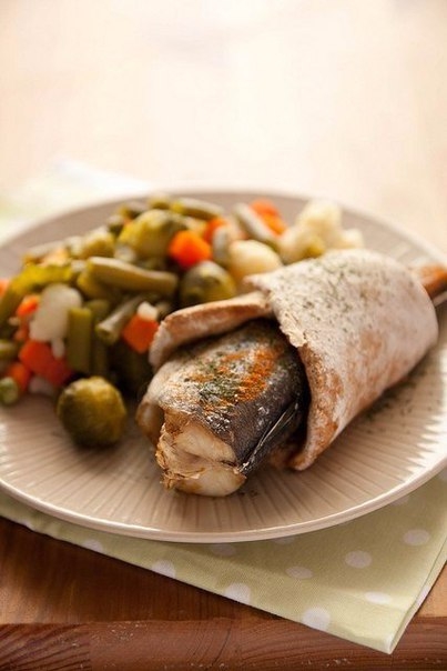 Рыба, запеченная в ржаном тесте.