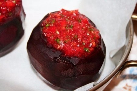 Фаршированная овощами свекла