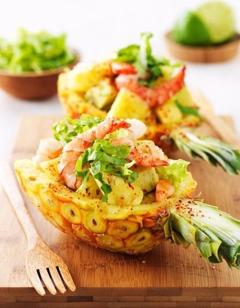 Ананас, фаршированный креветками