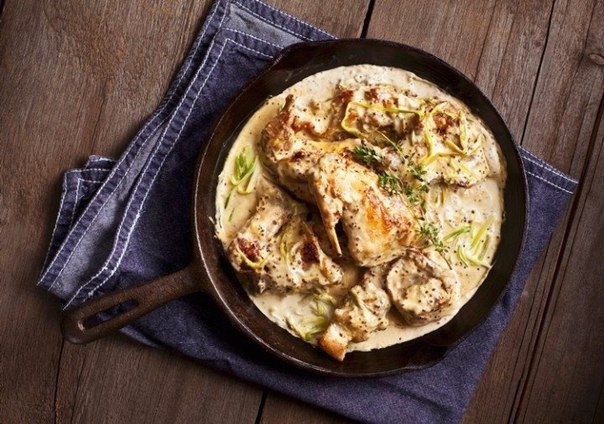 Тушеный кролик со сметаной