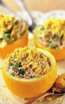 Оригинальный рыбный салат в корзиночках из лимона