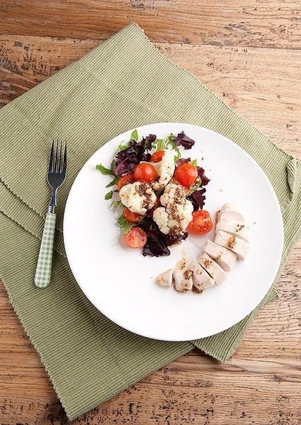 Салат из цветной капусты и куриная грудка