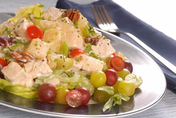 ЭТО САЛАТ С КУРИЦЕЙ И ВИНОГРАДОМ.