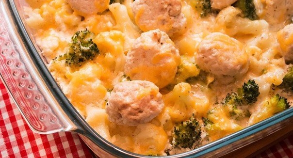 Фрикадельки куриные с гарниром из брокколи и моркови при помощи пароварки.