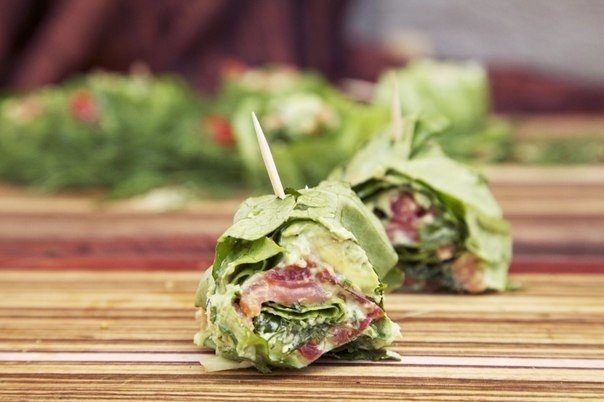 Зеленые роллы в листьях салата