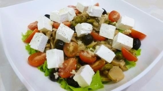 Салат с фетой,оливками и шампиньонами