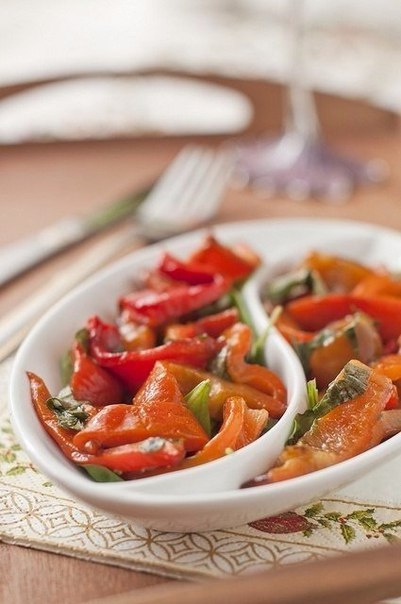 Перцы с соусе из бальзамического уксуса и базилика