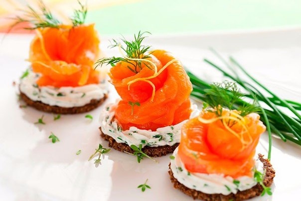 Канапе с сыром и красной рыбой