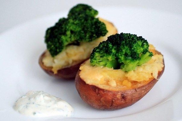 Картофель запеченный с брокколи и цветной капустой