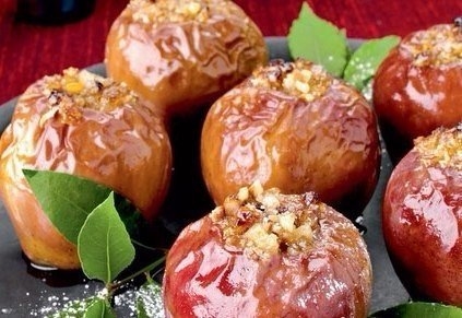 Запеченные яблоки с финиками, орехами и корицей