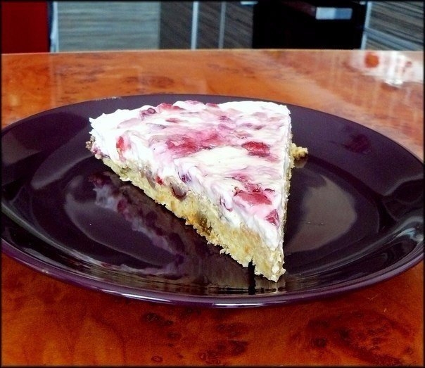 Моковно-яблочный торт с клубникой