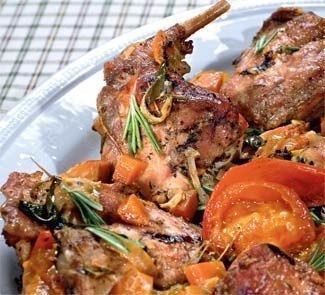 Курица, тушенная с помидорами