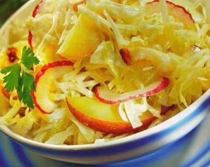 Салат из капусты с яблоками.