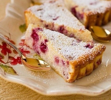 Эта творожная запеканка - отличная находка для тех, кто не представляет свою жизнь без десертов. Лег