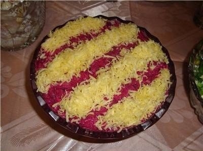 Салат из свеклы с сыром и чесноком