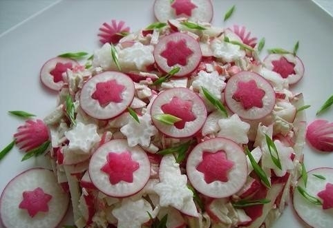 Морской коктейль с морковью и редисом