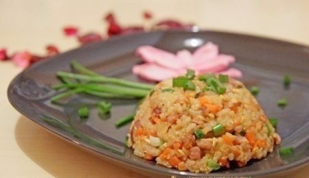 Тушеный Рис с Беконом и Яйцом.