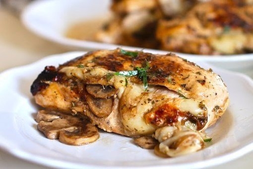 Курица, фаршированная грибами и сыром
