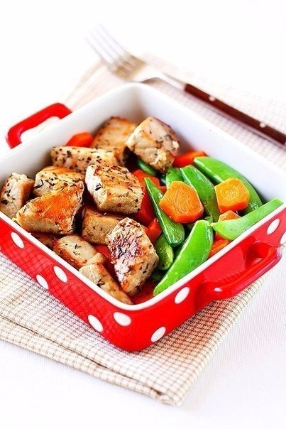 Тунец с зеленым горошком и морковью