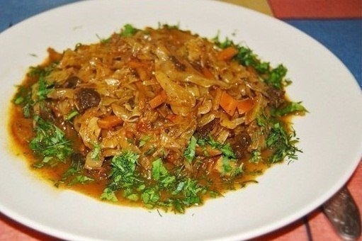Тушёная капуста с мясом и грибами